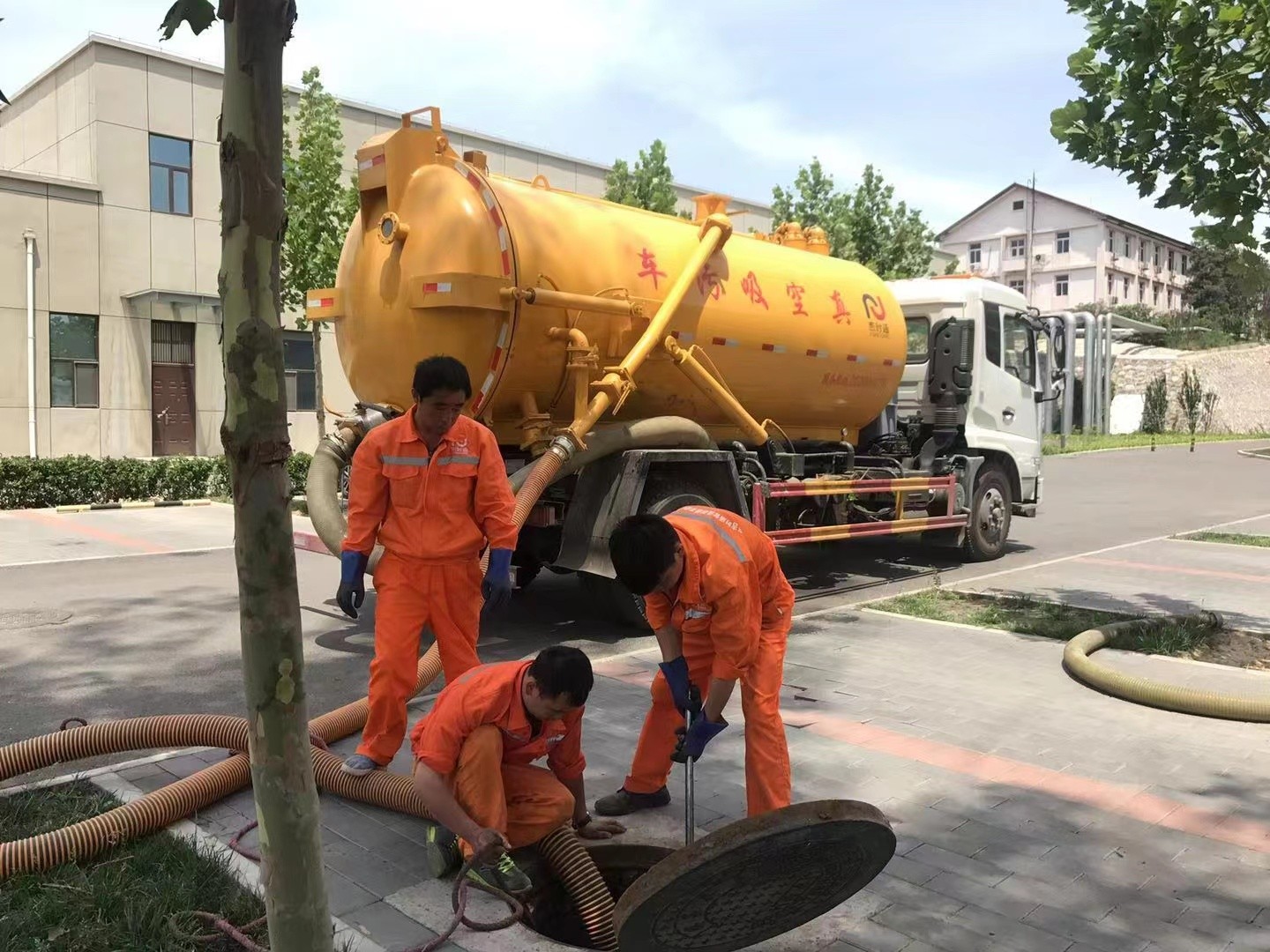 大余化粪池清理与5-8吨吸粪车施工效率分析
